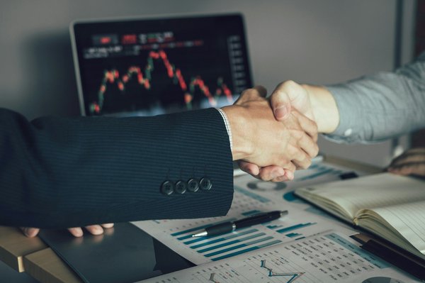 Acheter action total : boostez vos revenus passifs en 2024